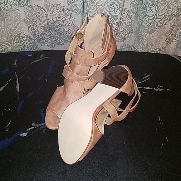 Shoes - Picture 3 of 4